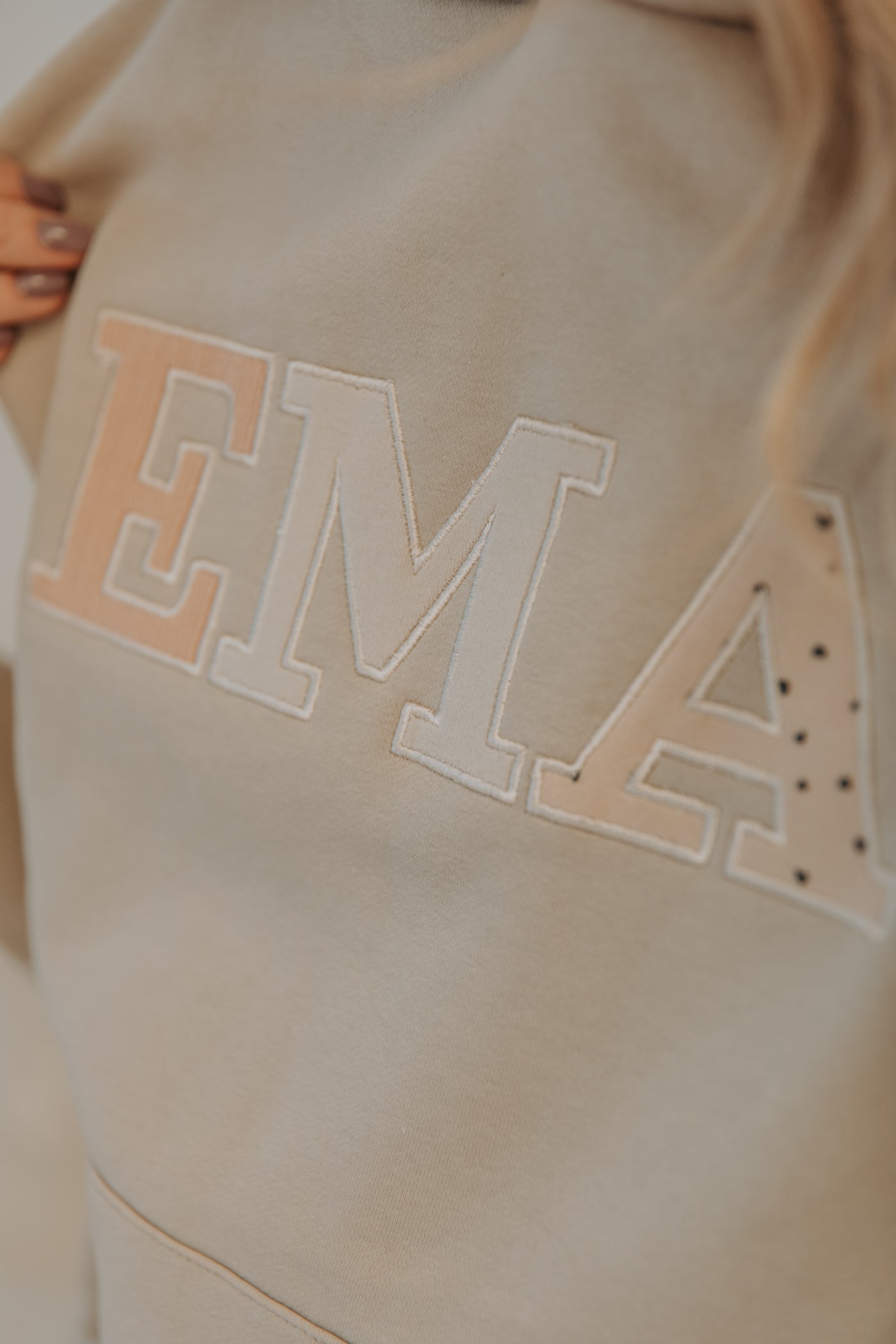 Tikitud lasteriietest pusa "EMA/ISA" kapuutsita